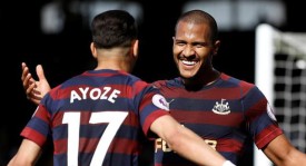 球场暴力！球迷闯入球场，导致比赛中断10分钟。